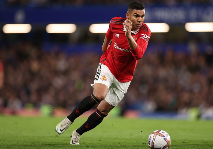 LONDON, ENGLAND - OCTOBER 22: Casemiro of Manchester United looks upfield during the Premier League match between Chelsea FC and Manchester United at Stamford Bridge on October 22, 2022 in London, England. (Photo by Manchester United/Manchester United via Getty Images)