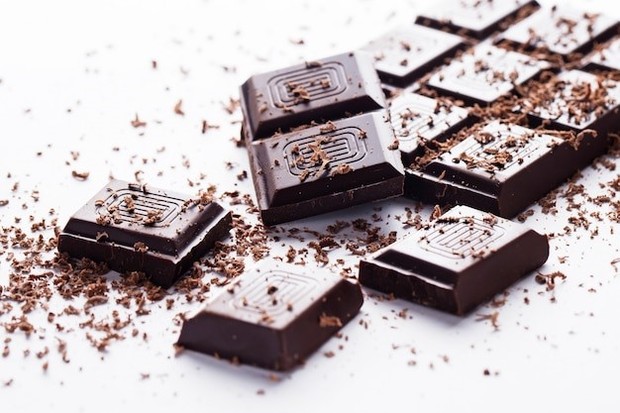 Cokelat Hitam memiliki lebih sedikit gula dan tinggi antioksidan yang baik dikonsumsi saat diet