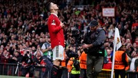 Ronaldo lantas melakukan selebrasi tidur dengan memenjamkan mata dan meletakan tangan di dada (Getty Images)