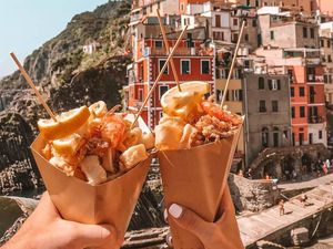 Desa Tepi Pantai Di Italia Ini Penuh dengan Makanan Enak yang Cantik