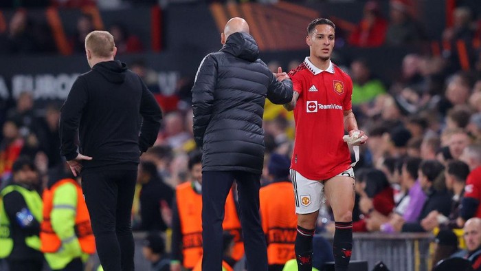 MANCHESTER, ENGLAND - OCTOBER 13: Erik ten Hag embraces Antony of Manchester United after they are substituted off during the UEFA Europa League group E match between Manchester United and Omonia Nikosia at Old Trafford on October 13, 2022 in Manchester, England. (Photo by James Gill/Getty Images)