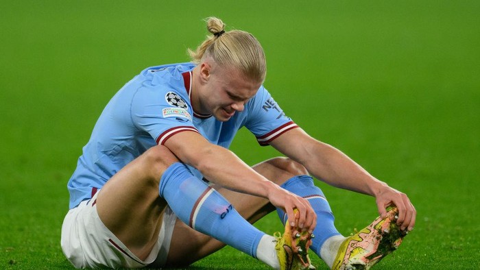 DORTMUND, GERMANY - OCTOBER 25: Erling Haaland of Manchester City shows his disappointment during the UEFA Champions League group G match between Borussia Dortmund and Manchester City at Signal Iduna Park on October 25, 2022 in Dortmund, Germany. (Photo by Matthias Hangst/Getty Images)