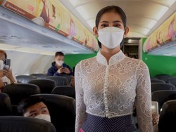 Pramugari Citilink Lenggak-Lenggok Pakai Kebaya di Pesawat