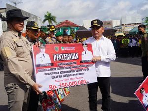 Gubernur Kalteng Pimpin Apel dan Serahkan Bansos untuk Korban Banjir Gubernur Kalteng Pimpin Apel dan Serahkan Bansos untuk Korban Banjir