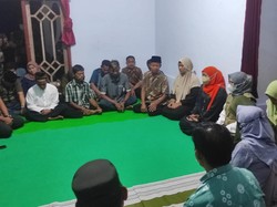 Gubernur Khofifah Kunjungi Rumah Duka Korban Laka Truk Terseret Arus Sungai