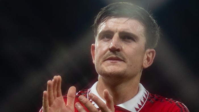 MANCHESTER, ENGLAND - OCTOBER 27:   Harry Maguire of Manchester United applauds the fans at the end of the UEFA Europa League group E match between Manchester United and Sheriff Tiraspol at Old Trafford on October 27, 2022 in Manchester, United Kingdom. (Photo by Ash Donelon/Manchester United via Getty Images)
