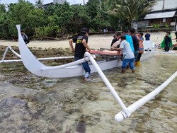 Terjebak Longsor di Majene, Jenazah-Orang Sakit Dievakuasi Pakai Ketinting