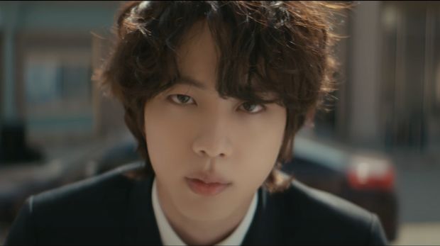 Jin BTS dalam MV The Astronaut