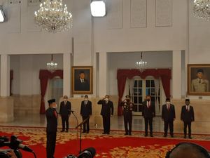 Momen Presiden Jokowi Lantik Johanis Tanak Jadi Wakil Ketua KPK Momen Presiden Jokowi Lantik Johanis Tanak Jadi Wakil Ketua KPK