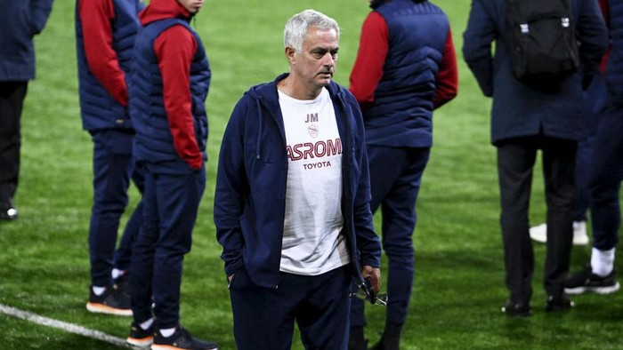 AS Romas Portuguese coach Jose Mourinho with his team inspects the Bolt Arena stadium one day prior to the UEFA Europa League Group C football match between HJK Helsinki and AS Rome in Helsinki, on October 26, 2022. - - Finland OUT (Photo by Vesa Moilanen / LEHTIKUVA / AFP) / Finland OUT (Photo by VESA MOILANEN/LEHTIKUVA/AFP via Getty Images)