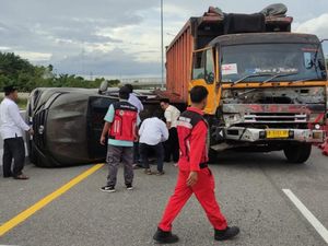 Truk Seruduk 3 Minibus di Exit Tol Pekanbaru-Dumai, 1 Orang Luka Truk Seruduk 3 Minibus di Exit Tol Pekanbaru-Dumai, 1 Orang Luka
