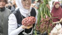 Keseruan Anne Ratna Mustika Saat Jajan ke Pasar hingga Potong Tumpeng