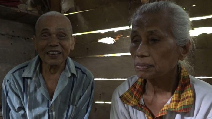 Kisah Pasutri Renta yang Hidup di Gubuk Tengah Hutan Ini Bikin Nyesek 2 Kallotong (80) dan Mulia (70) hanya hidup berdua di tengah hutan. Kondisi rumah mereka pun sudah tidak layak.