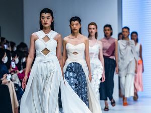 Sejarah Vs. Masa Depan di Koleksi Yosafat Dwi Kurniawan dan Jeffry Tan Sejarah Vs. Masa Depan di Koleksi Yosafat Dwi Kurniawan dan Jeffry Tan