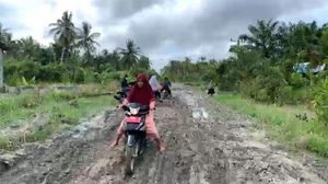 Penampakan Jalan Rusak yang Dibangun Kuburan oleh Warga di Batu Bara