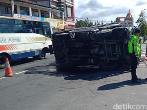 Hindari Pemotor, Truk Terguling di Jalan Jogja-Solo Ceper Klaten