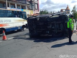 Hindari Pemotor, Truk Terguling di Jalan Jogja-Solo Ceper Klaten