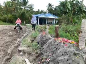 Penjelasan Kades soal Jalan Rusak hingga Warga Bikin Kuburan
