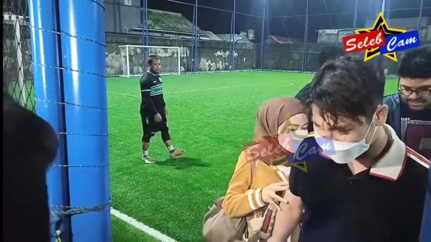 Makin Bucin Usai Kdrt 7 Potret Lesti Temani Rizky Billar Main Bola Dicibir