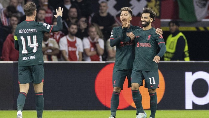 AMSTERDAM, NETHERLANDS - OCTOBER 26: Jordan Henderson of Liverpool FC and Roberto Firmino of Liverpool FC and Mohamed Salah of Liverpool FC celebrates the goal during the UEFA Champions League group A match between AFC Ajax and Liverpool FC at Johan Cruyff Arena on October 26, 2022 in Amsterdam, Netherlands. (Photo by Marco Steinbrenner/DeFodi Images via Getty Images)