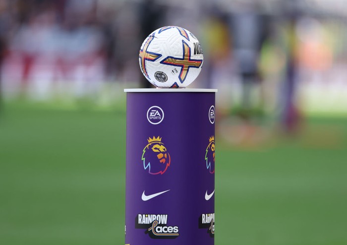 Logo Liga Inggris BIRMINGHAM, ENGLAND - OCTOBER 23: The match ball sits on the Rainbow Laces plinth ahead of the Premier League match between Aston Villa and Brentford FC at Villa Park on October 23, 2022 in Birmingham, England. (Photo by Catherine Ivill/Getty Images)