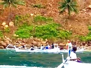 Penampakan Longsor di Majene Tutupi Jalan Trans Sulawesi-Tembus ke Laut Penampakan Longsor di Majene Tutupi Jalan Trans Sulawesi-Tembus ke Laut