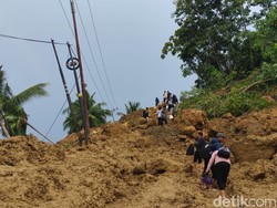 Longsor Masih Tutupi Jalan Trans Sulawesi di Majene, Lalin Macet 3 Km