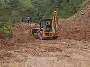 Longsor Akibat Hujan Lebat Putus Jalan Poros Mamasa-Mamuju Sulbar Longsor Akibat Hujan Lebat Putus Jalan Poros Mamasa-Mamuju Sulbar