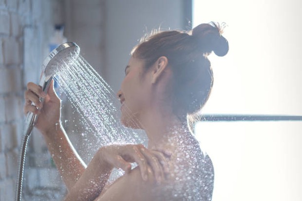 Air dingin untuk mandi pagi lebih menyehatkan untuk kulit.