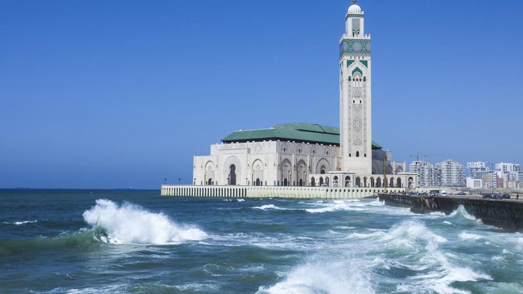 Intip Megahnya Masjid Hassan II, Masjid di Atas Samudera Atlantik Intip Megahnya Masjid Hassan II, Masjid di Atas Samudera Atlantik