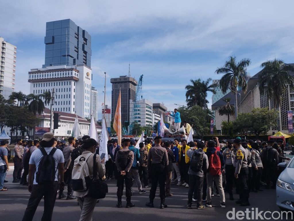 BEM SI Demo 8 Tahun Kegagalan Jokowi di Patung Kuda, Lalin Tersendat