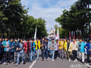 Massa Aksi BEM SI Mulai Berdatangan di Kawasan Patung Kuda