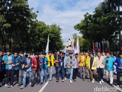 Massa Aksi BEM SI Mulai Berdatangan di Kawasan Patung Kuda