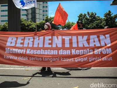 Massa Geruduk Kemenkes Desak Pengusutan Kasus Gagal Ginjal