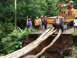 Jalan Jebol, Warga Sidemen Bangun Jembatan Darurat Secara Swadaya