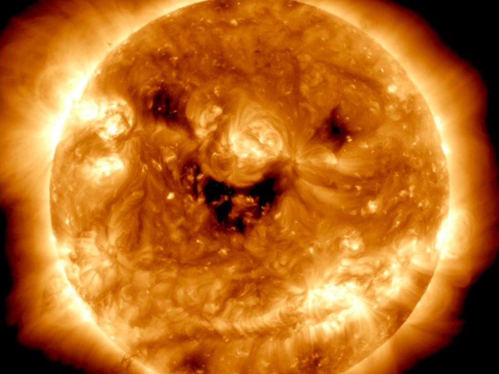 Ajaib, Foto NASA Perlihatkan Matahari Lagi Tersenyum