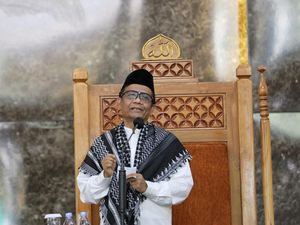 Jadi Khatib Salat Jumat di Unej, Mahfud Md Singgung Masalah Jual Beli Hukum