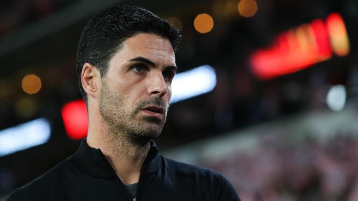 EINDHOVEN, NETHERLANDS - OCTOBER 27: Mikel Arteta, manager of Arsenal, looks on during the UEFA Europa League group A match between PSV Eindhoven and Arsenal FC at Phillips Stadium on October 27, 2022 in Eindhoven, Netherlands. (Photo by James Gill - Danehouse/Getty Images)
