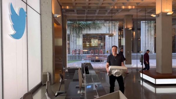 Detik-detik Elon Musk Angkut Wastafel ke Markas Twitter