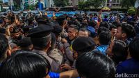 Momen Mahasiswa dan Polisi Adu Dorong di Patung Kuda