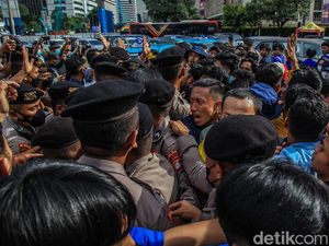 Momen Mahasiswa dan Polisi Adu Dorong di Patung Kuda