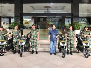 Bamsoet Serahkan 10 Motor Listrik untuk Jadi Operasional Kostrad