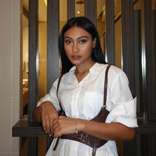 Novia Bachmid Penyanyi jebolan acara pencarian bakat ini memiliki kulit sawo matang yang cantik