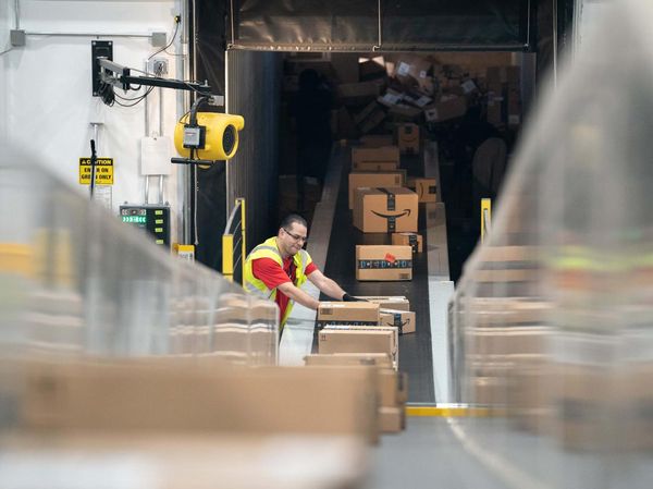 Oh... Ternyata Begini Toh Proses Sortir Paket di Amazon