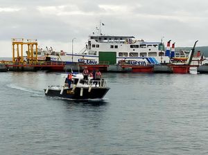 Pelabuhan ASDP Ketapang Sempat Ditutup Selama 1 Jam karena Cuaca Buruk Pelabuhan ASDP Ketapang Sempat Ditutup Selama 1 Jam karena Cuaca Buruk