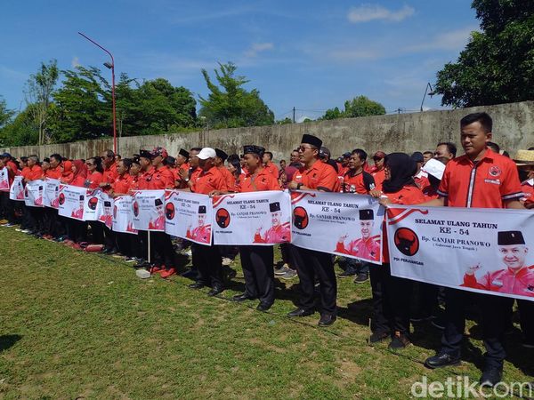 Momen Kader PDIP Solo Ramai-ramai Bentangkan Poster Ganjar