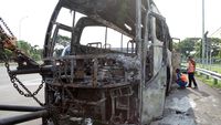 Penampakan Bus yang Terbakar di Exit Tol Menanggal Surabaya