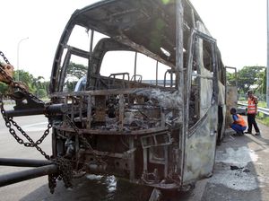 Penampakan Bus yang Terbakar di Exit Tol Menanggal Surabaya