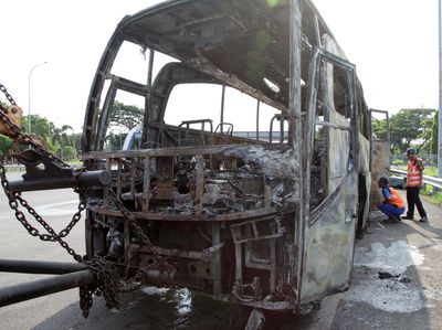 Penampakan Bus yang Terbakar di Exit Tol Menanggal Surabaya