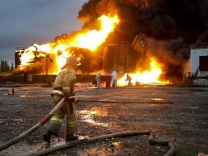 Ukraina Gempur Depot Minyak yang Dikuasai Rusia di Luhansk Ukraina Gempur Depot Minyak yang Dikuasai Rusia di Luhansk